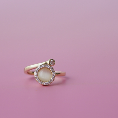 Aura Spinner anti stress ring i forgyldt fra LÉ MOSCH, anti stress ring med en top der kan spinne, super yndig afstressende ring,